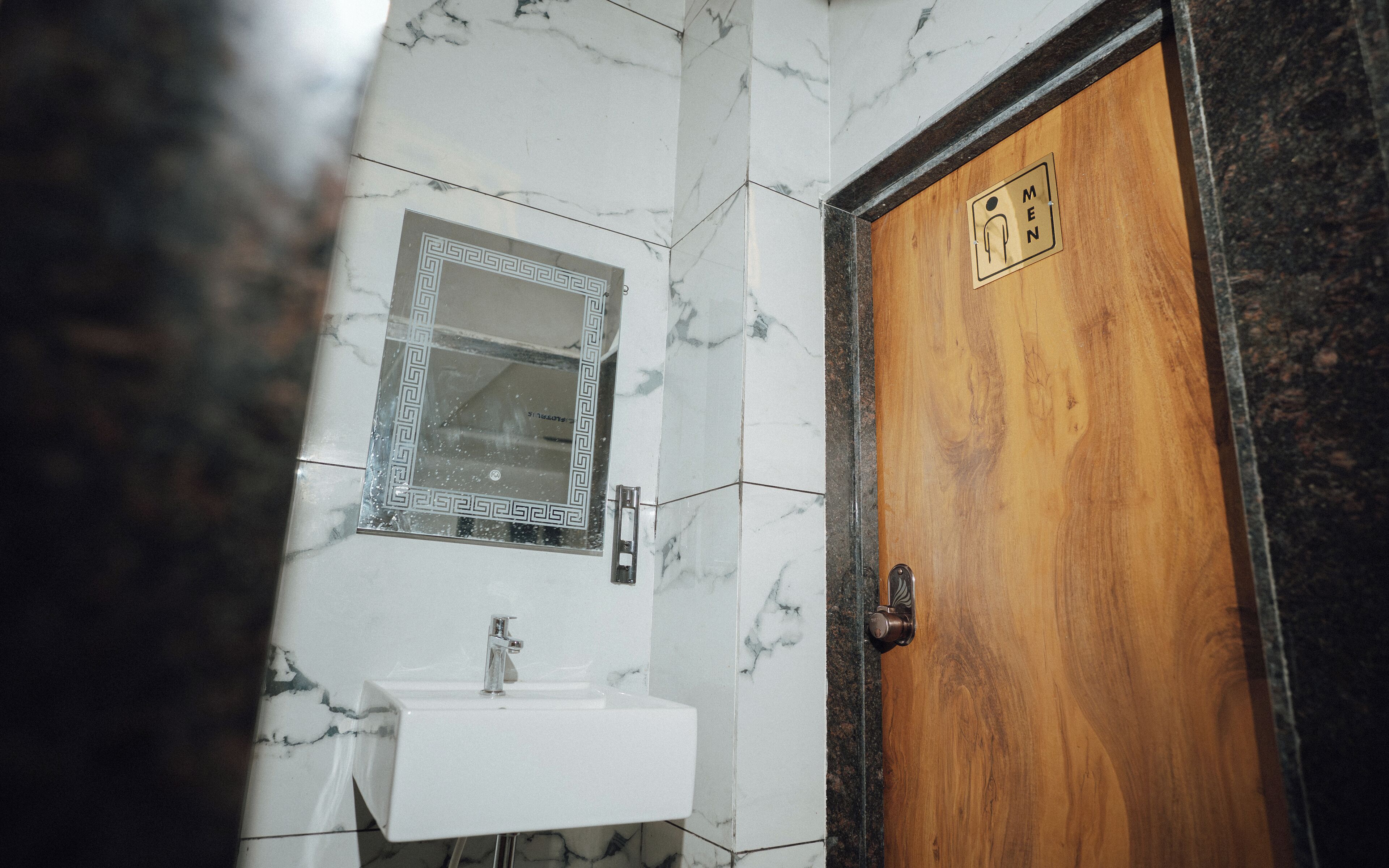 Ducha, zapatillas y papel higiénico