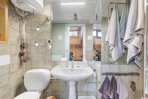 Douche, sĂšche-cheveux, bidet, serviettes fournies