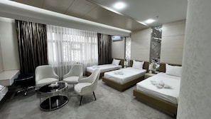 Habitació triple Deluxe, vistes a la ciutat | Escriptori, habitacions insonoritzades i wifi gratuïta