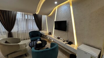 Deluxe Triple Room, City View | Minibar (free items), desk, soundproofing, WiFi (free)