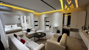 Suite de lujo, balcón, vista a la ciudad | Escritorio, insonorización y wifi gratis 