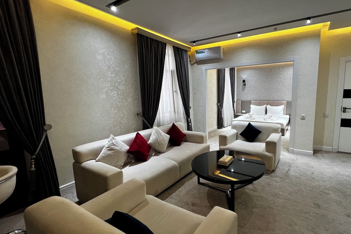 Suite de luxe, balcó, vistes a la ciutat | Escriptori, habitacions insonoritzades i wifi gratuïta