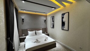 ラグジュアリー スイート バルコニー シティビュー | デスク、防音設備、WiFi (無料)