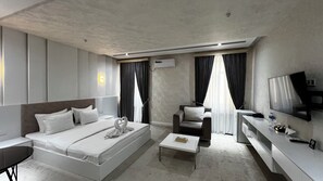 Luxury Suite, Balcony, City View | Desk, soundproofing, free WiFi