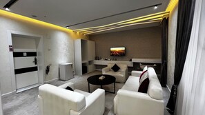 ラグジュアリー スイート バルコニー シティビュー | デスク、防音設備、WiFi (無料)