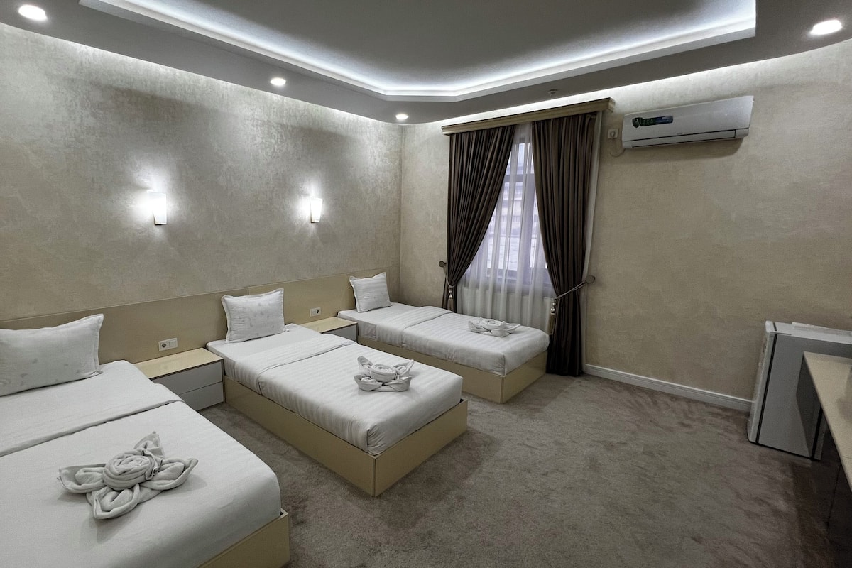 Habitació triple estàndard, vistes a la ciutat | Escriptori, habitacions insonoritzades i wifi gratuïta