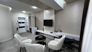 Kolmen hengen deluxe-huone, kaupunkinäköala | Työpöytä, äänieristys, ilmainen Wi-Fi