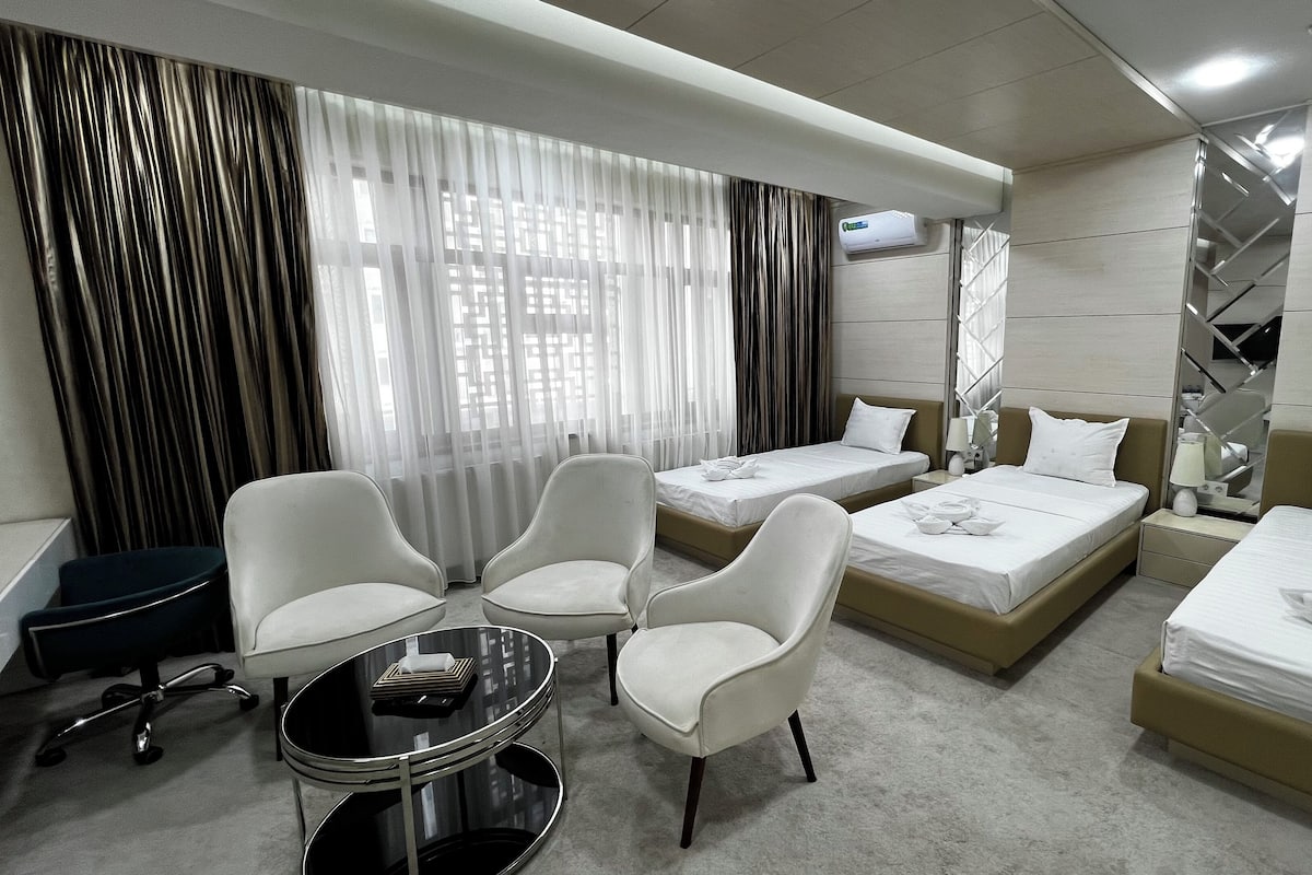 Habitació triple Deluxe, vistes a la ciutat | Escriptori, habitacions insonoritzades i wifi gratuïta