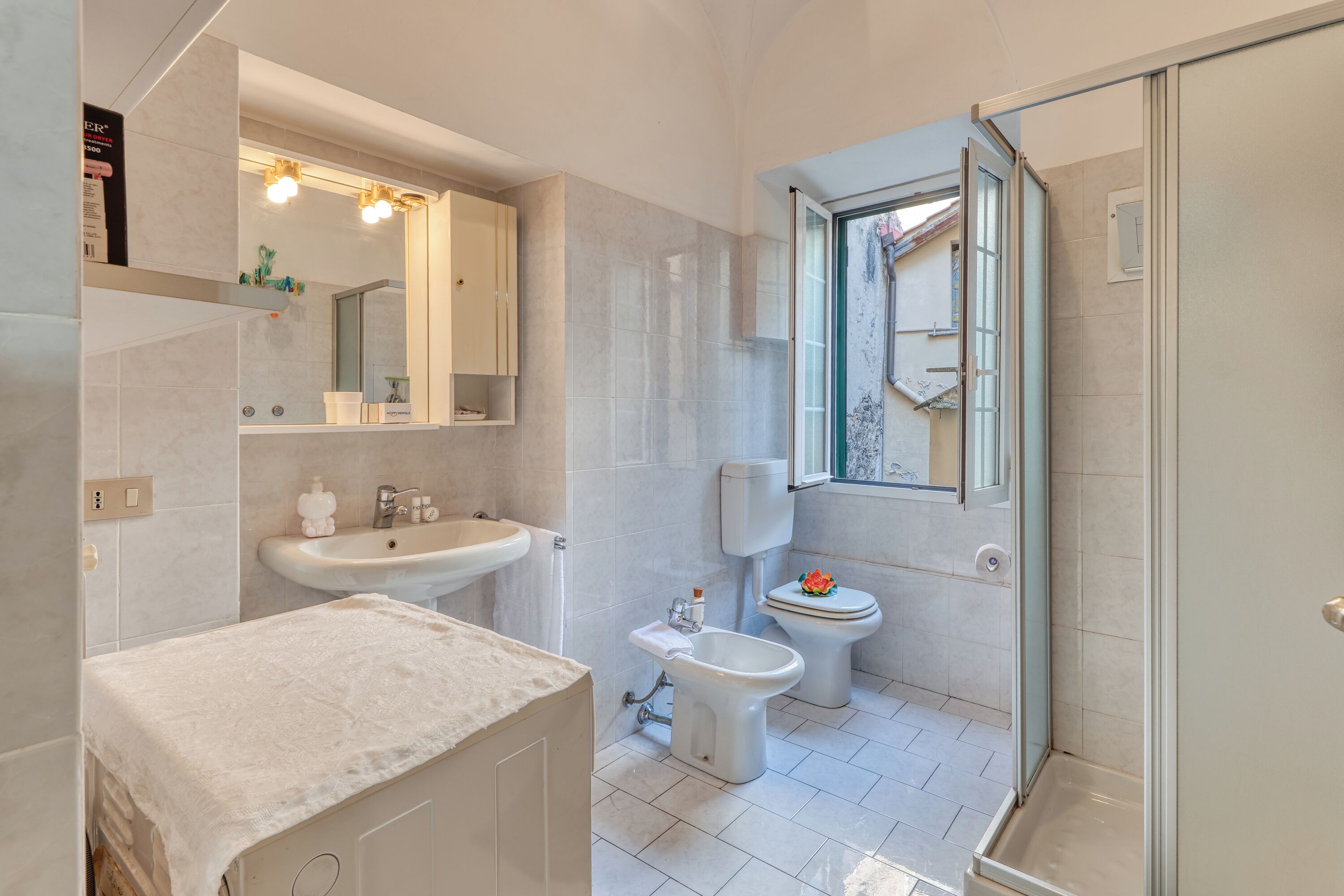 Appartamento Standard, camere multiple (Casa Lilly) | Bagno | Doccia, asciugacapelli, bidet, asciugamani