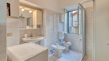 Appartamento Standard, camere multiple (Casa Lilly) | Bagno | Doccia, asciugacapelli, bidet, asciugamani