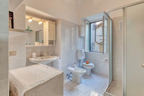 Standard Apartment, Multiple Bedrooms (Casa Lilly) | Bathroom