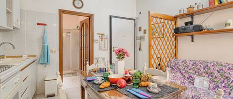 冷蔵庫、電子レンジ、オーブン、コンロ