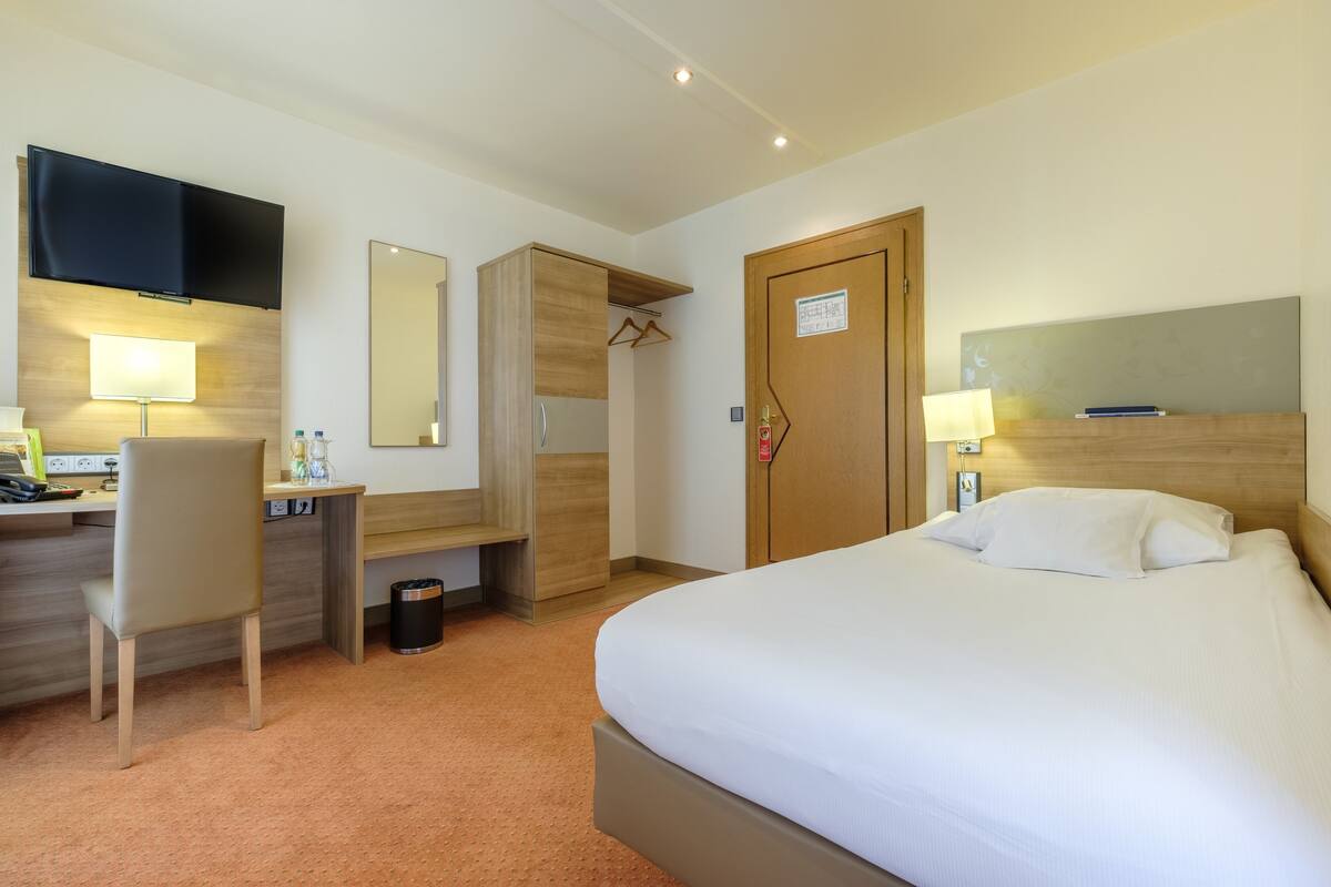 Chambre simple | Coffre-fort, bureau, espace de travail pour ordinateurs portables