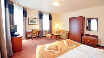 Comfort Double or Twin Room | In-room safe, desk, laptop workspace, blackout curtains