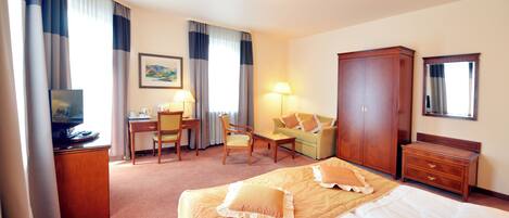 Comfort Double or Twin Room | In-room safe, desk, laptop workspace, blackout drapes