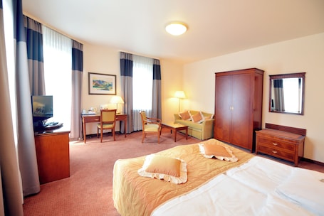 Comfort Double or Twin Room | In-room safe, desk, laptop workspace, blackout drapes