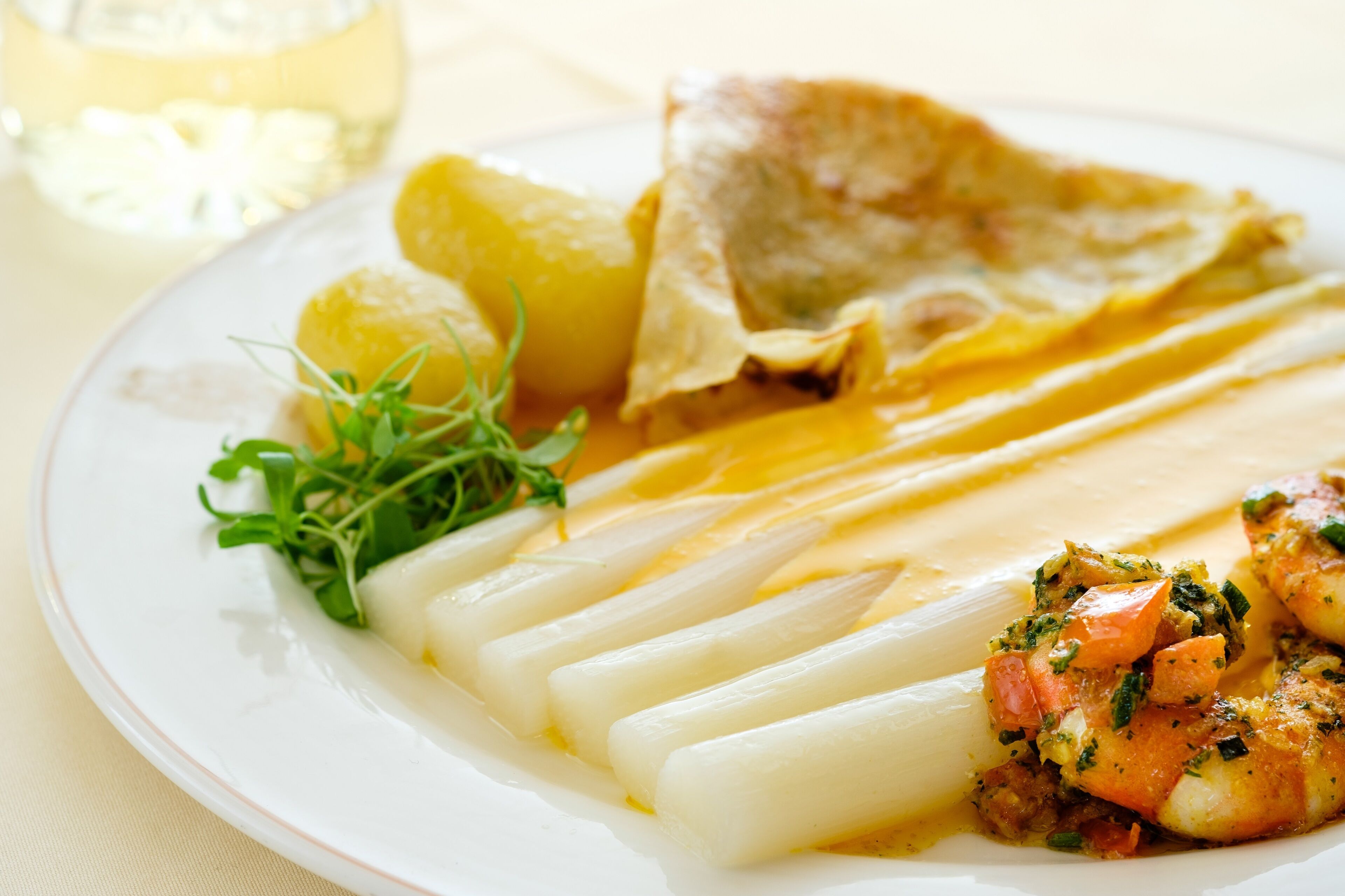Ein Teller mit Meeresfrüchten, Kartoffeln und Grünzeug.