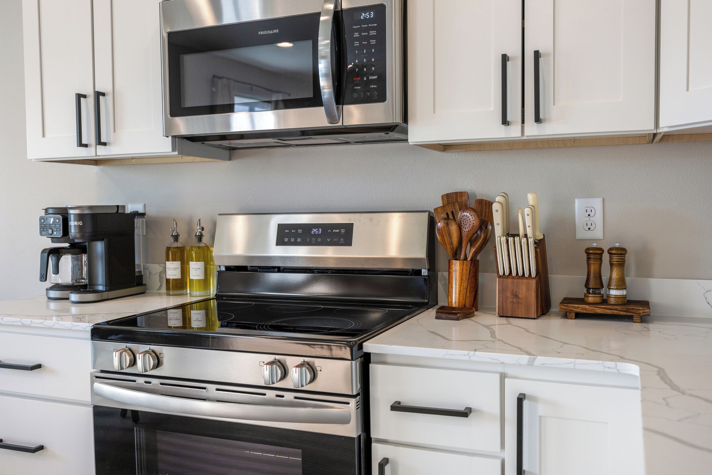 冷蔵庫、電子レンジ、オーブン、コンロ