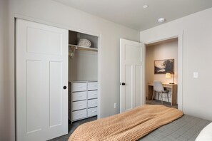 Escrivaninha, ferros/tábuas de passar roupa, berço de viagem