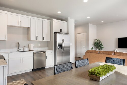 NEW Luxe Decor + Foosball + Air Hockey | Sleeps 10