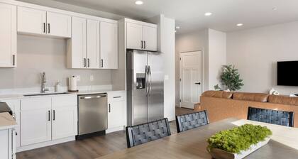 NEW Luxe Decor + Foosball + Air Hockey | Sleeps 10