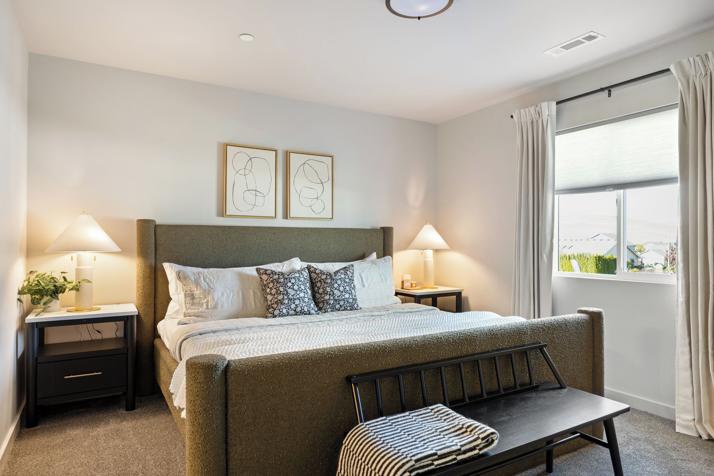 Een bureau, een strijkplank/strijkijzer, reisbedje, gratis wifi