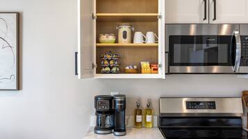 Réfrigérateur, micro-ondes, four, plaque de cuisson