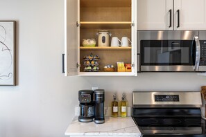 Geladeira, micro-ondas, fogão, cooktop