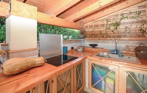 Kühlschrank, Geschirrspüler, Wasserkocher mit Kaffee-/Teezubehör