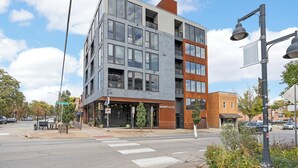 Un bâtiment moderne à plusieurs étages, doté de grandes fenêtres et d’une devanture portant l’inscription « MARKET HOUSE ».