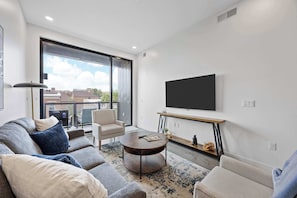 Smart TV, offices - Chic Downtown Condo Steps from UIowa & Nightlife (Iowa City)