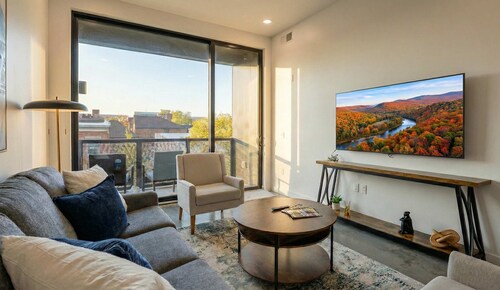 Chic Downtown Condo Steps from UIowa & Nightlife
