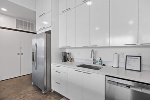 ثلاجة، ميكروويف، فرن، موقد طهي مسطح