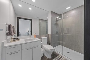 Suihku, hiustenkuivaaja, pyyhkeet, saippua