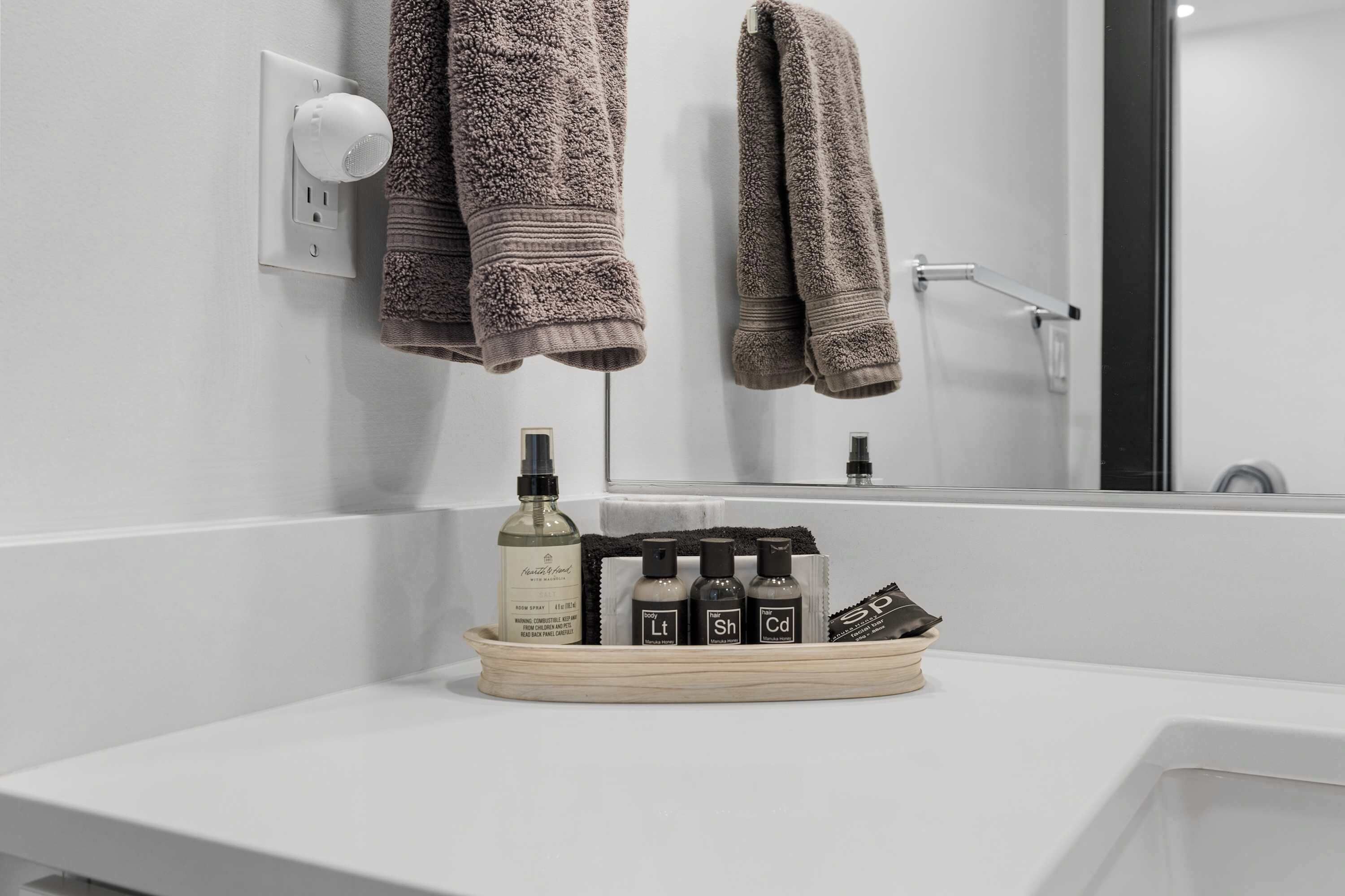 Douche, sèche-cheveux, serviettes fournies, savon