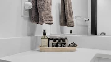 Douche, sĂšche-cheveux, serviettes fournies, savon