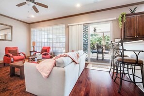 تلفزيون ذكي، مدفأة، مكتب