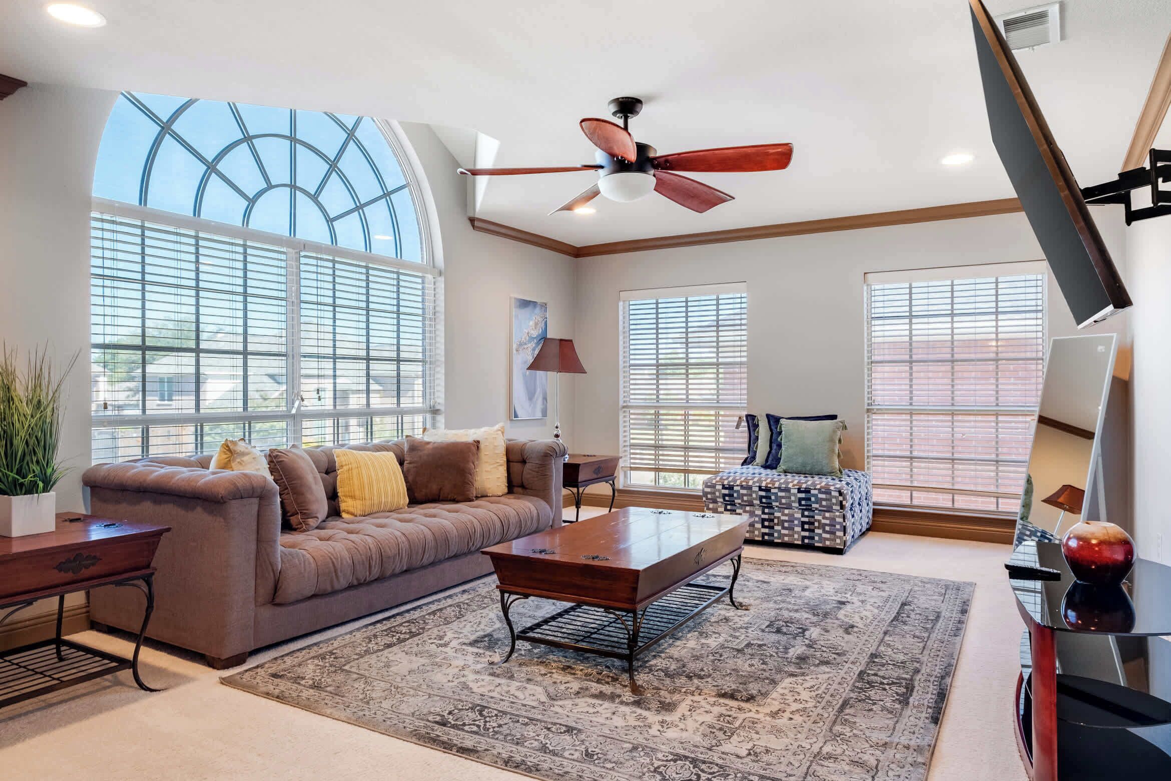 Smart TV, chimenea y oficina 