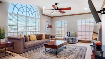 Smart TV, chimenea y oficina