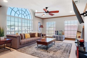 تلفزيون ذكي، مدفأة، مكتب