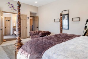 3 bedrooms, iron/ironing board, WiFi, bed sheets - King Suite House with Pool Table & BBQ (Rowlett)