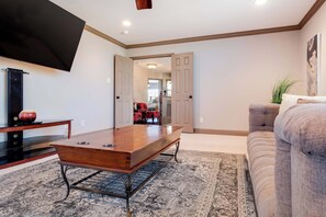 Smart TV, fireplace, offices - King Suite House with Pool Table & BBQ (Rowlett)