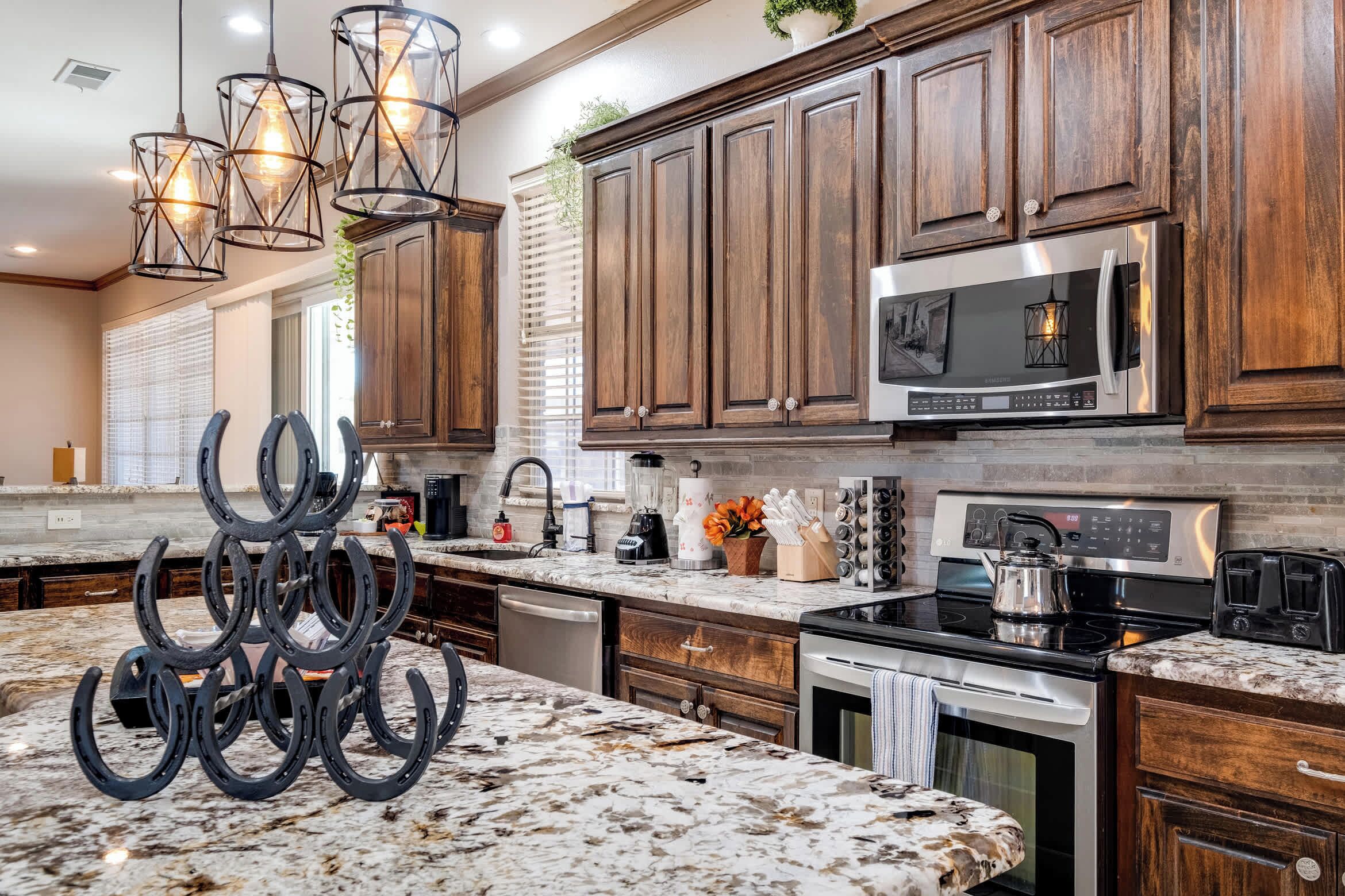 冰箱、微波炉、烤箱、炉灶