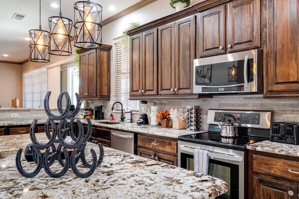 ثلاجة، ميكروويف، فرن، موقد طهي مسطح