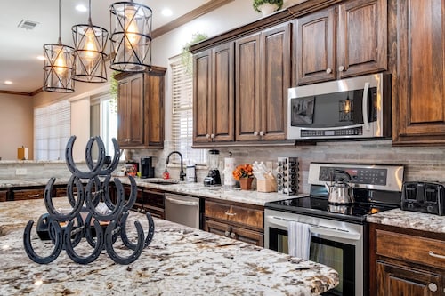 King Suite House with Pool & BBQ