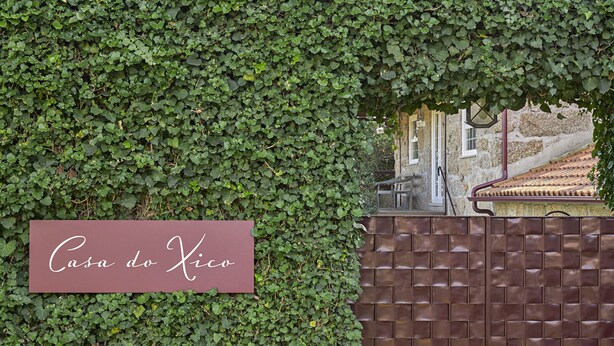 A sign reading "Casa do Xico" against a wall covered in ivy. - Casa do Xico - Minho s Guest (Guimarães)