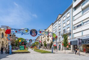 A street with buildings, a clear sky, and colorful decorations. - Liberty Braga Apartment by Minho s Guest (Braga)