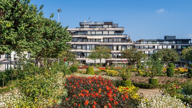 A modern building with multiple floors and a garden in front. - Santa Barbara Flat by Minhos Guest (Braga)
