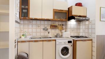 Réfrigérateur, micro-ondes, four, plaque de cuisson