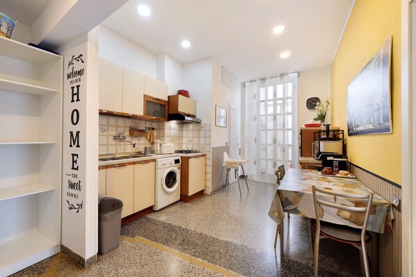 Fridge, microwave, oven, stovetop - Apartment 'Caruggio Al Mare' with Balcony, Wi-Fi and Air Conditioning (Savona)